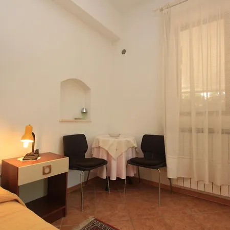 With A Parking Space Novigrad - 7121 Apartment Novigrad (Istria)
